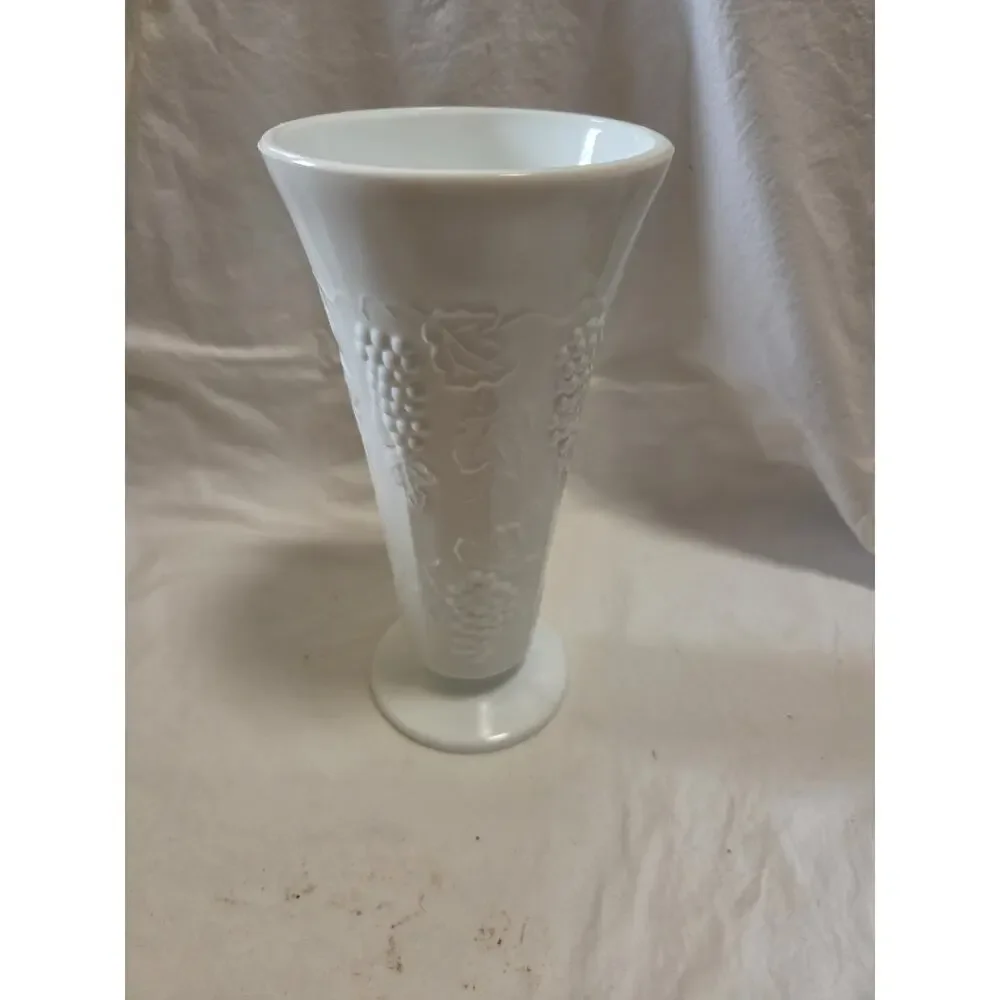 White Milk Glass Footed Vase Indiana Colony Harvest Grape Vintage 8“